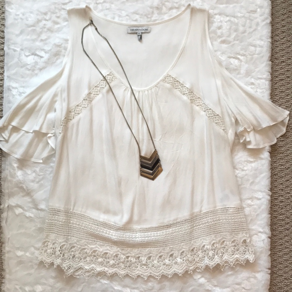 White cold shoulder with lace 💋